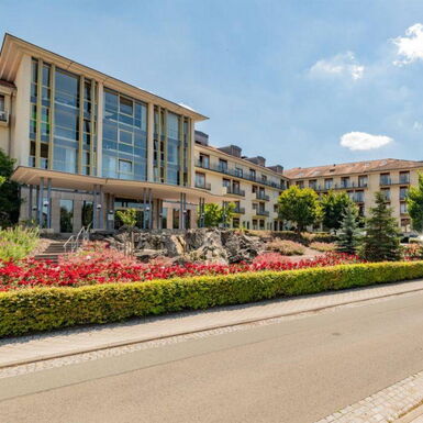 Außenaufnahme Kurparkklinik Dr. Lauterbach mit Eingangsbereich