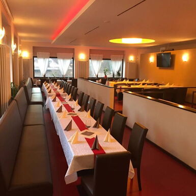 Innenaufnahme Gastraum Café Altenstein mit langer gedeckter Tafel