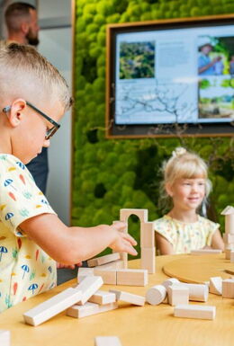 Zwei Kinder spielen in der Spielecke mit Bauklötzen.