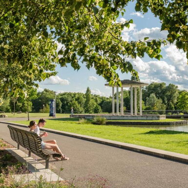 Neuer Kurpark mit Sitzbänken und Blick auf den Tempel