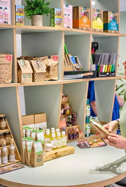 Innenaufnahme mit Verkaufsfläche und regionalen Produkten und Souvenirs