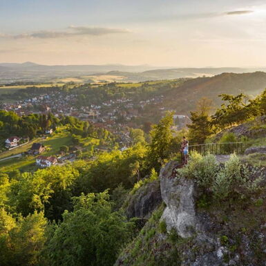 Landschaftsaufnahme mit Morgentorfelsen und Ausblick über den Ort und die Umgebung