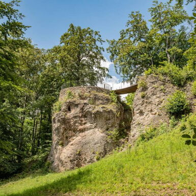 Landschaftsaufnahme Felsen mit Teufelsbrücke und Aussichtsplattform im Schlosspark Altenstein