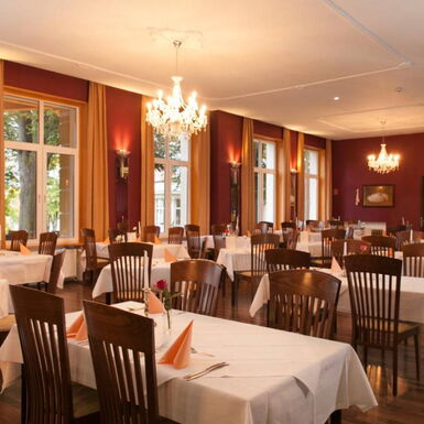 Innenaufnahme Restaurant im Kulturhotel Kaiserhof mit Esstischen