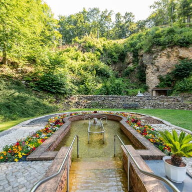 Landschaftsaufnahme Kneipp-Anlage mit Wassertretbecken, Fußreflexzonenpfad und Erdfall