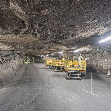 Innenaufnahme Erlebnisbergwerk Merkers mit Zufahrtsstraße und Grubenfahrzeugen