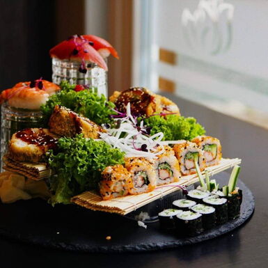 Speisenteller Restaurant SEN mit verschiedenem Sushi und Beilagen