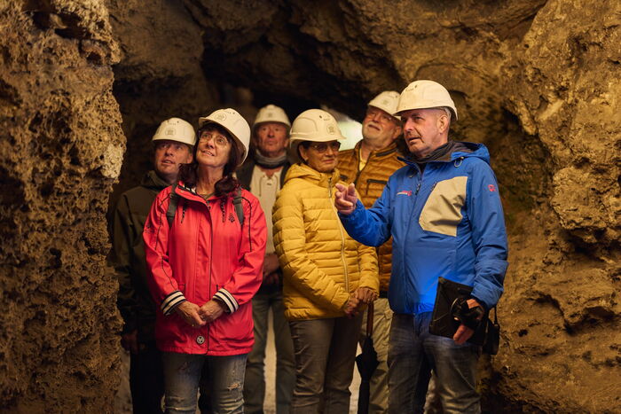 Besuchergruppe mit Gästeführer im Gang der Altensteiner Höhle