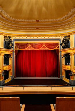 Spielsaal Staatstheater Meiningen mit Blick vom Rang auf die Bühne