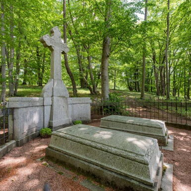 Herzogsgrab im Schlosspark Altenstein inmitten landschaftlicher Umgebung