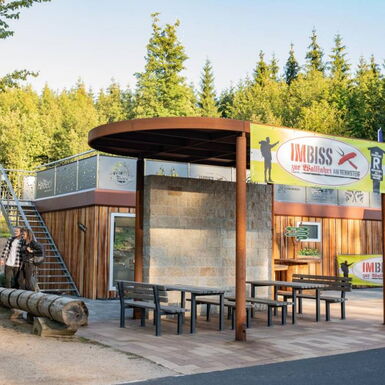 Außenaufnahme Imbiss zur Wallfahrt am Rennsteig mit überdachter Sitzgelegenheit und Dachterrasse