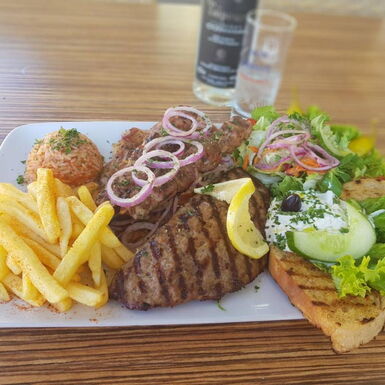 Speisenteller Restaurant Irodion mit Fleisch, Pommes, Salatbeilage und Reis