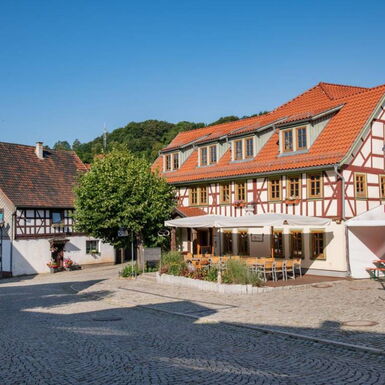 Außenaufnahme Messerstübchen mit Terrasse und Blick auf den Marktplatz Steinbach