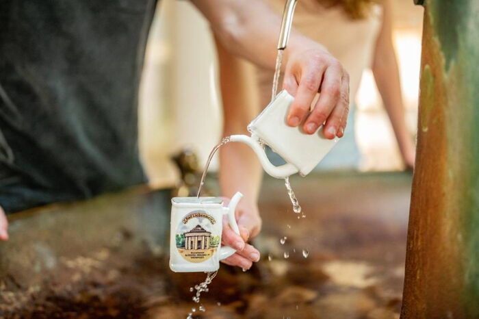 Heilwasserbrunnen in der Wandelhalle mit Kurbecher Bad Liebenstein