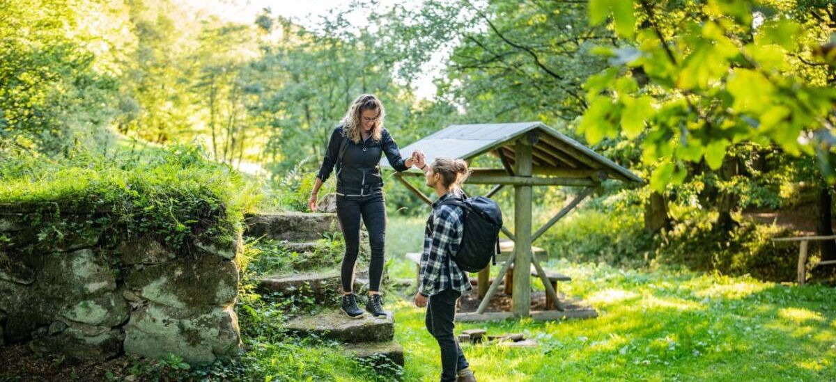 Landschaftsaufnahme mit Pärchen und Rastbank im Schleifkotengrund Steinbach