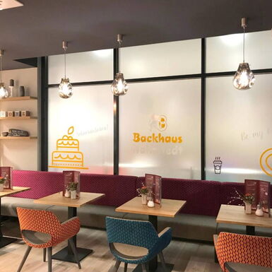 Innenaufnahme Café Nahrstedt mit modern eingerichtetem Sitzbereich