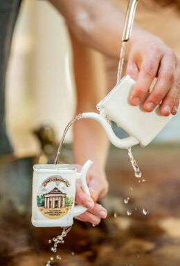 Heilwasserbrunnen in der Wandelhalle mit Kurbecher Bad Liebenstein