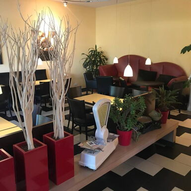 Innenaufnahme Café Leinweber mit modern eingerichtetem Sitzbereich