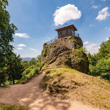 Landschaftsaufnahme Felsen mit Treppen, darauf Chinesisches Häuschen im Schlosspark Altenstein
