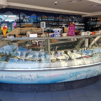 Eistheke Eiscafé Zum Polarstern mit vielen verschiedenen Eissorten