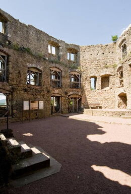 Innenhof der Burgruine mit Blick auf das Gemäuer