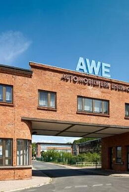 Außenaufnahme mit Tor zum Fahrzeugmuseum Automobile Welt Eisenach