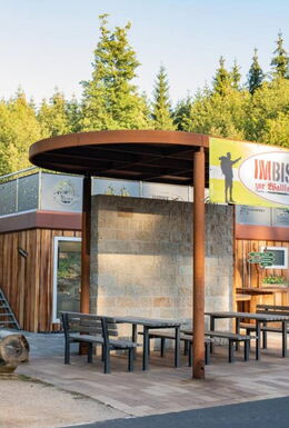 Außenaufnahme Imbiss zur Wallfahrt am Rennsteig mit überdachter Sitzgelegenheit und Dachterrasse