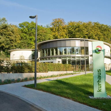 Landschaftsaufnahme mit Kurhaus Vital-Brunnen
