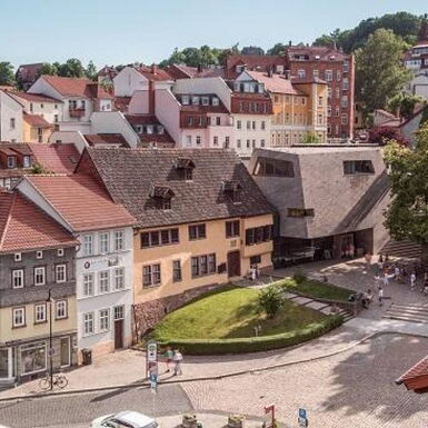 Außenaufnahme Bachhaus Eisenach mit Alt- und Neubau, Bachdenkmal und Blick auf den Frauenplan
