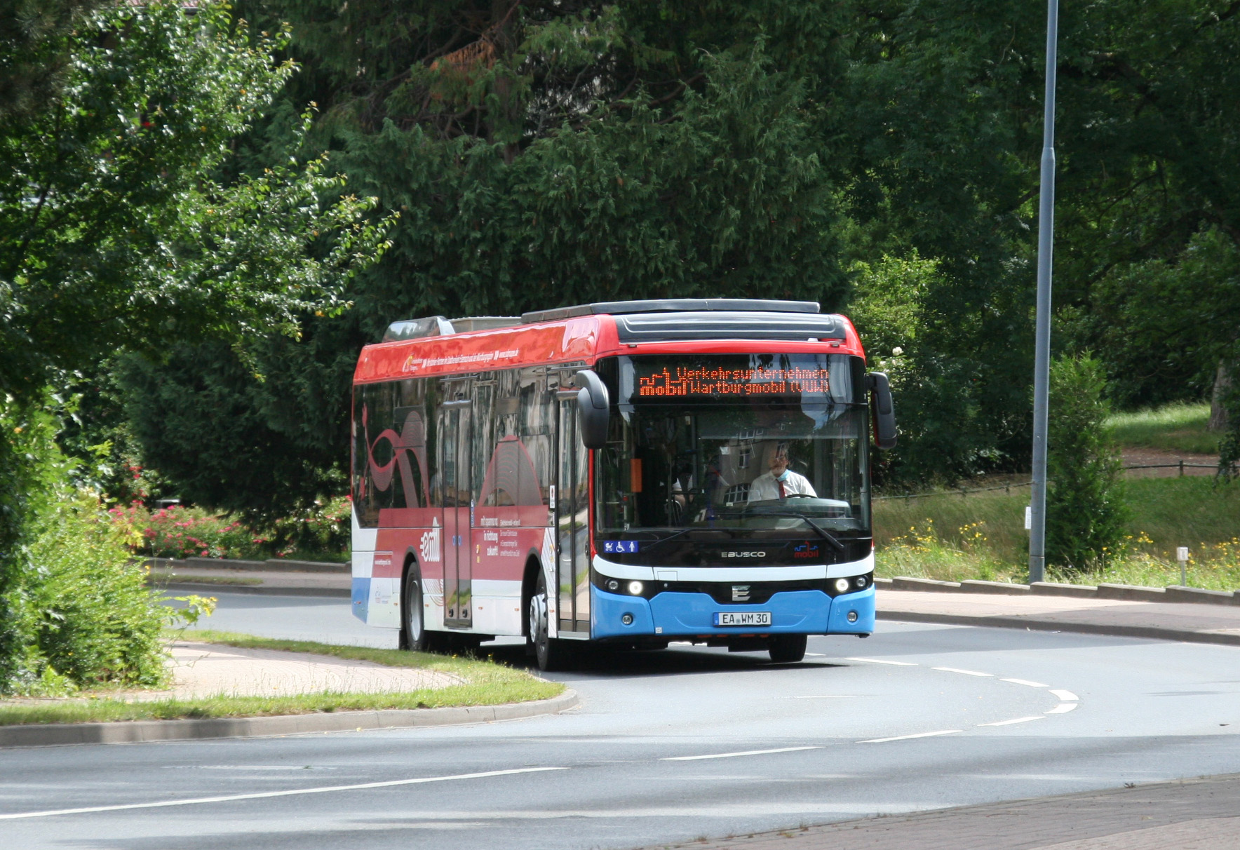 fahrender Linienbus des Verkehrsunternehmen Wartburgmobil